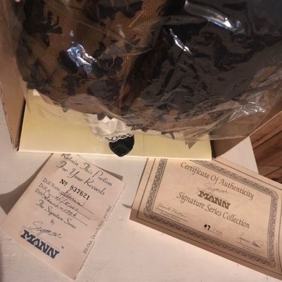 NWT GLORIA CONNOISSEUR COLLECTION DOLL - Picture 6 of 8